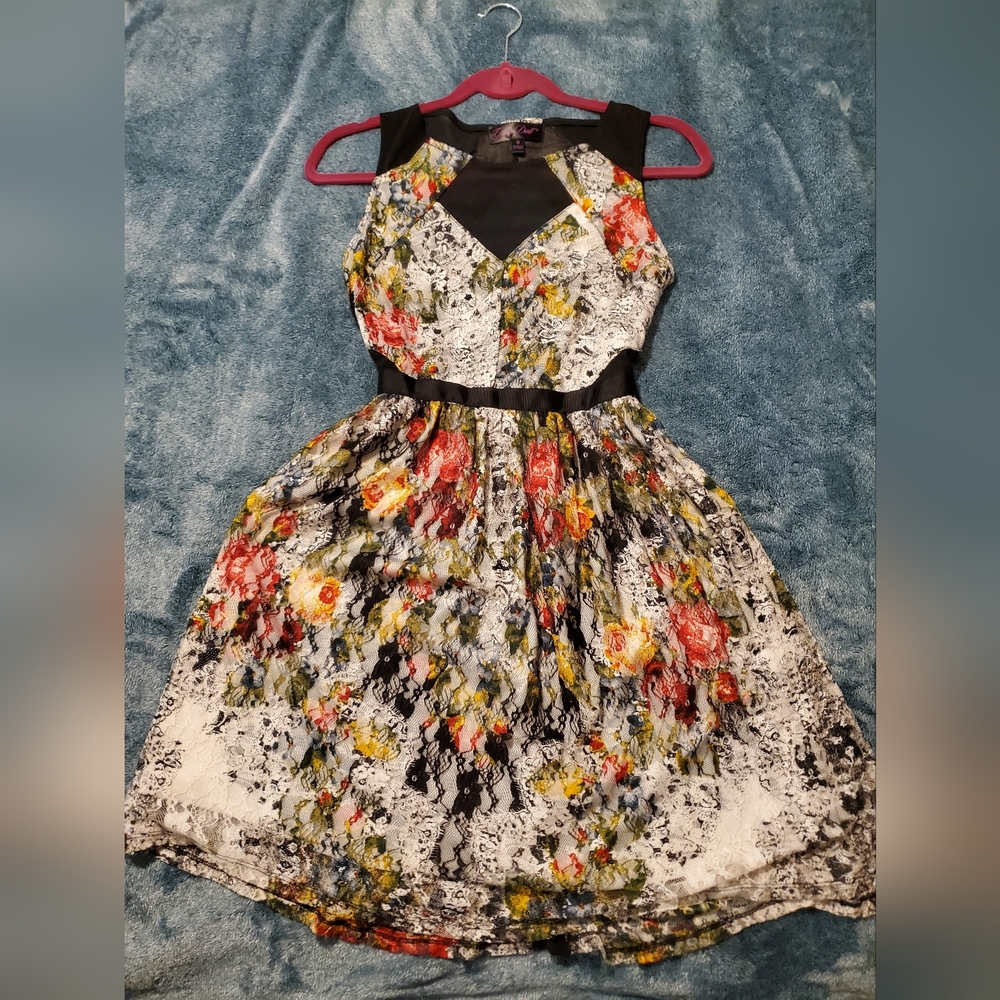 Floral knee length dress w/lace